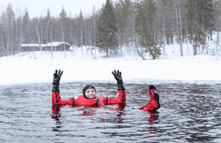 pyhatunturi-ice-floating-sauna-experience