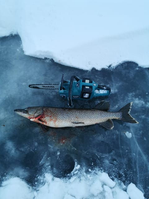 pyhatunturi-winter-fishing-with-local-fisherman