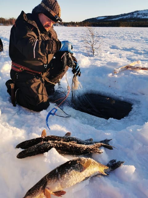 pyhatunturi-winter-fishing-with-local-fisherman