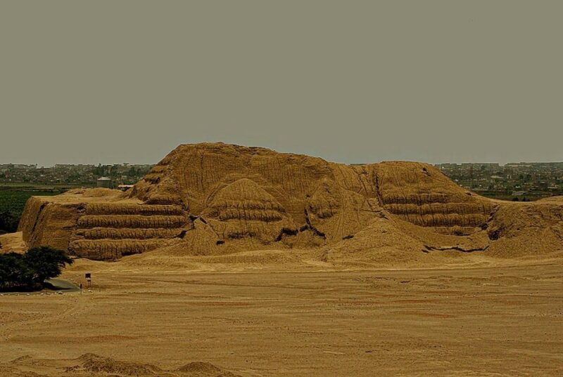 pyramids-of-the-sun-and-the-moon-huanchaco-and-chan-chan-2