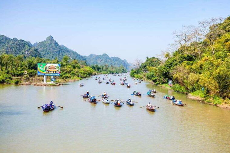 quang-phu-cau-and-perfume-pagoda-private-tour