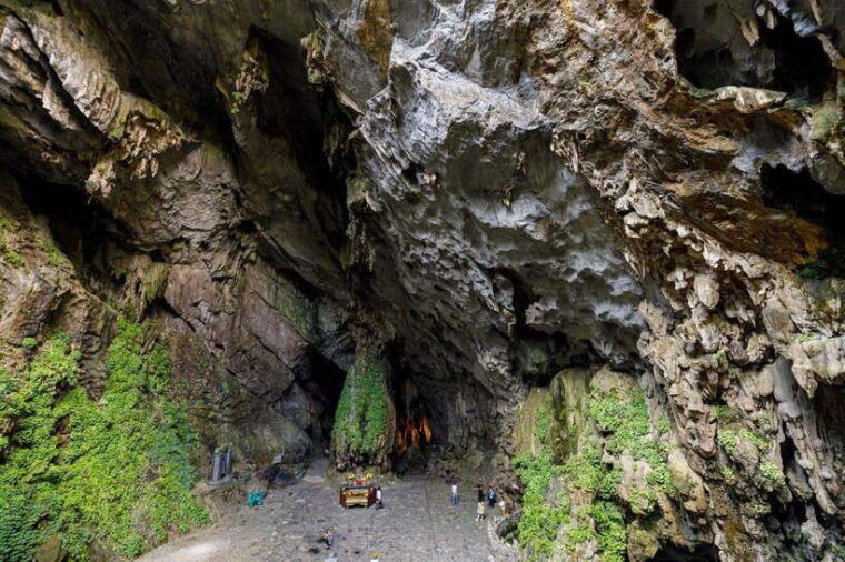 quang-phu-cau-and-perfume-pagoda-private-tour