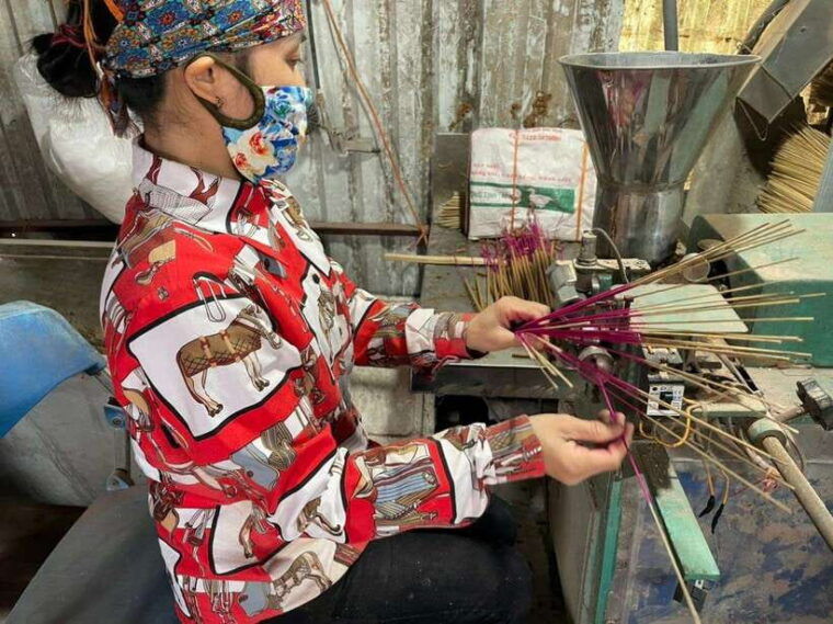 quang-phu-cau-incense-stick-village-conical-hat-village