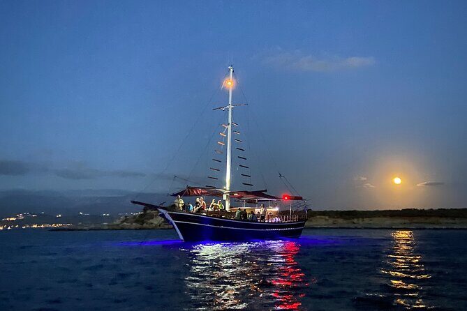 Queen Bee Sunset Cruise with Swim Stops and Dinner - What Makes the Queen Bee Sunset Cruise Special?