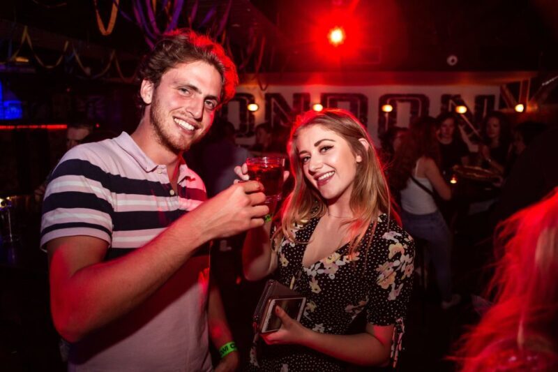 Queenstown: Bar Crawl with 5 Free Shots and Pizza - Key Points