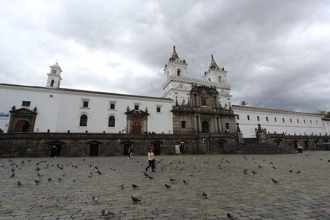 quito-old-town-private-walking-tour-local-market-fruits-chocolate-tasting
