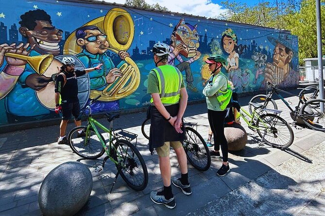 quitos-evolution-bike-tour-middle-of-the-world-group-tour