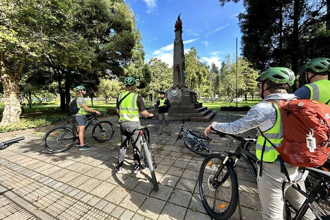 quitos-evolution-bike-tour-middle-of-the-world-group-tour