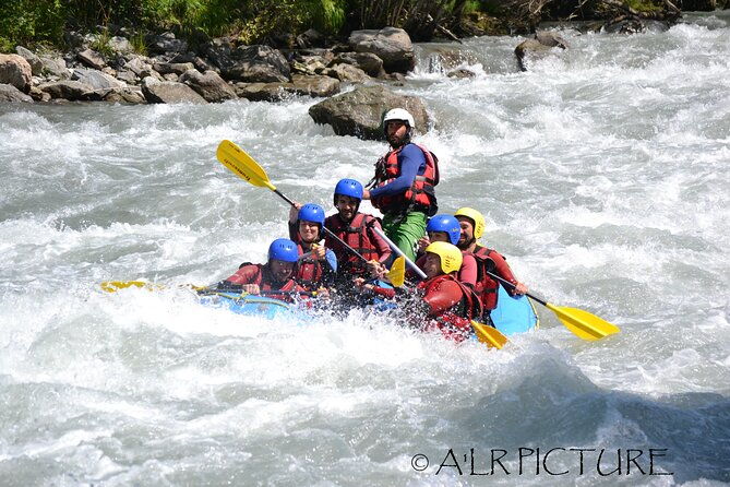 rafting-at-the-foot-of-mont-blanc-in-chamonix