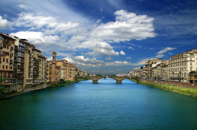 rafting-on-the-arno-river-in-florence-under-the-arches-of-pontevecchio