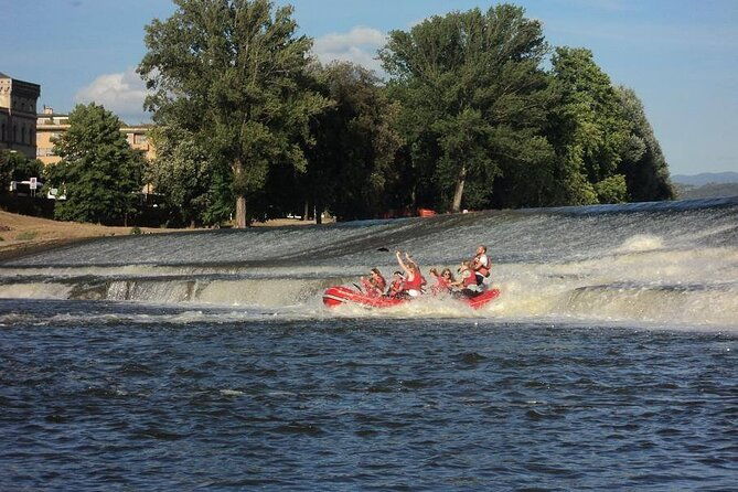rafting-on-the-arno-river-in-florence-under-the-arches-of-pontevecchio