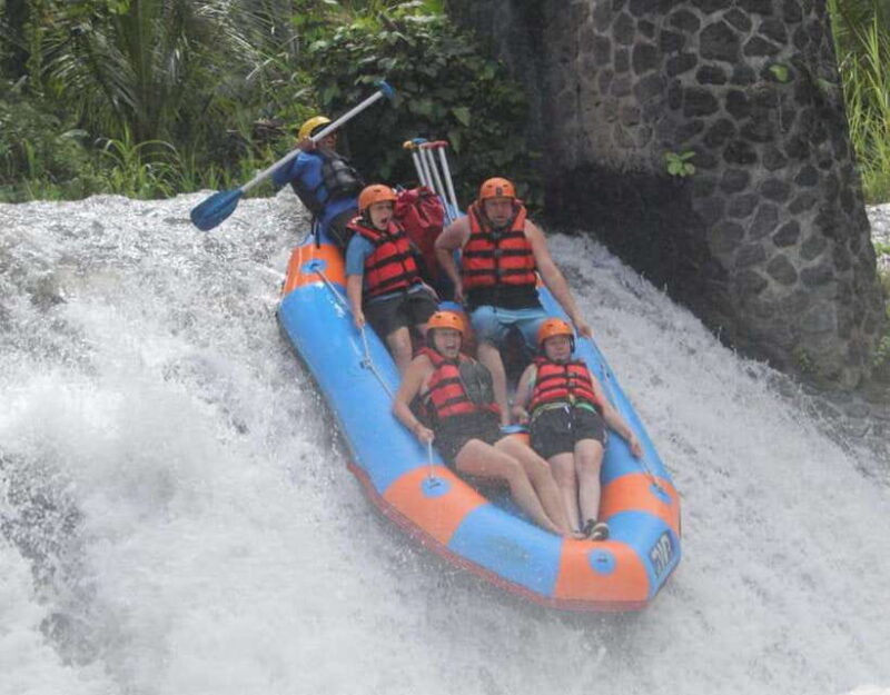 rafting-on-the-telaga-waja-river-with-lunch