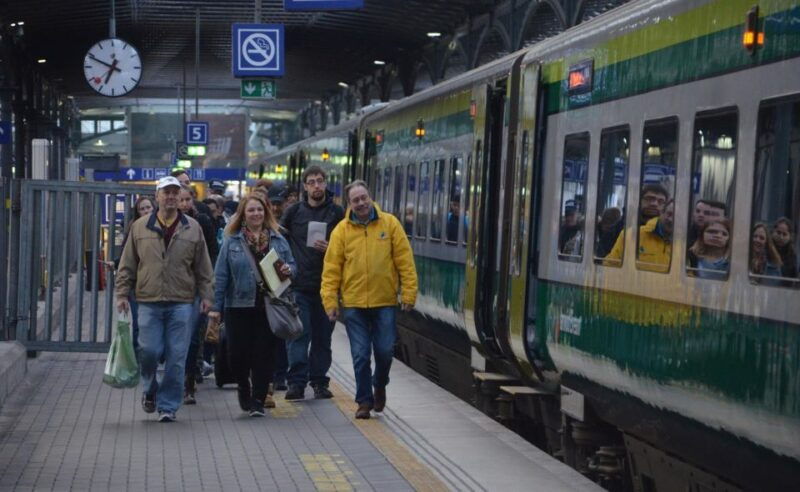 rail-tour-the-cliffs-of-moher-bunratty-castle-tour