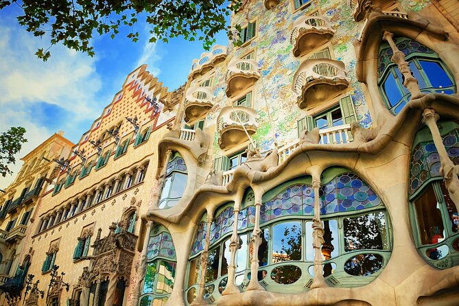 ramblas-old-town-gothic-and-gaudi-architecture-walking-tour