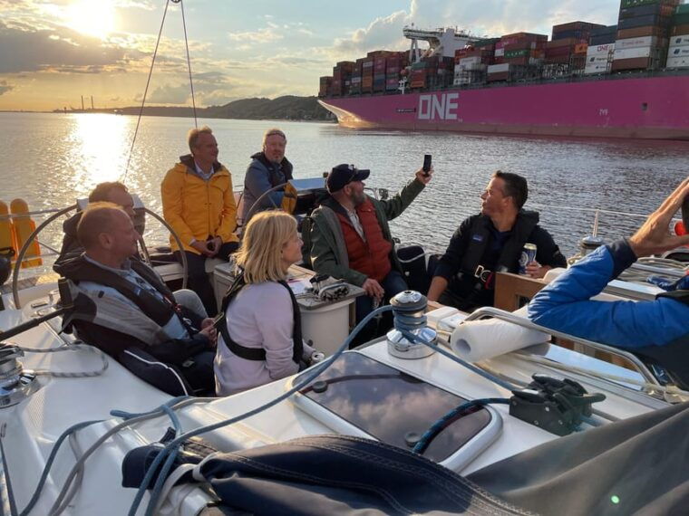 real-sailing-trip-to-the-gates-of-hamburg-from-to-wedel