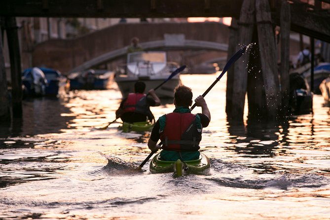 real-venetian-kayak-tour-of-venice-canals-with-a-local-guide