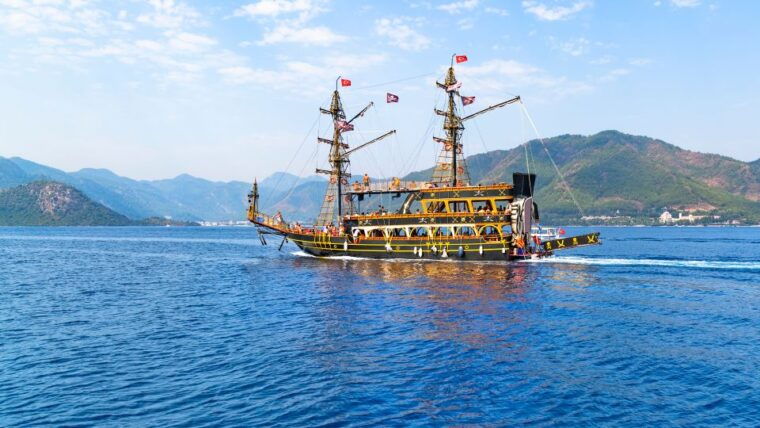 red-dragon-pirate-boat-trip-lunch