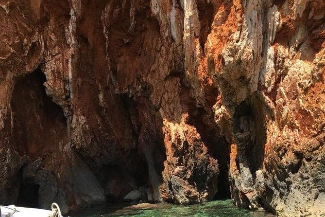 red-rocks-hells-islands-private-getaway-tour