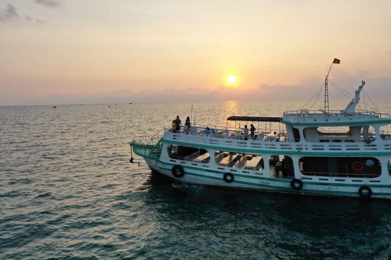 redrivertours-enjoying-sunset-night-squid-fishing