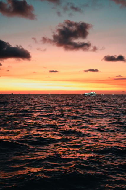 redrivertours-enjoying-sunset-night-squid-fishing