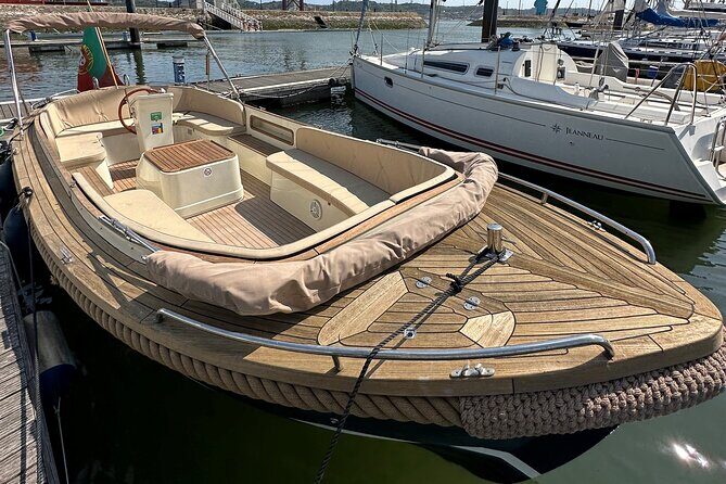 Relax on a Comfortable Small Boat With Open Bar and Snacks - A Relaxed and Stylish Cruise