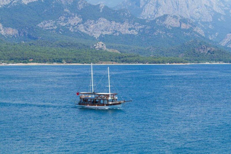 relaxing-boat-trip-with-lunch-and-drinks