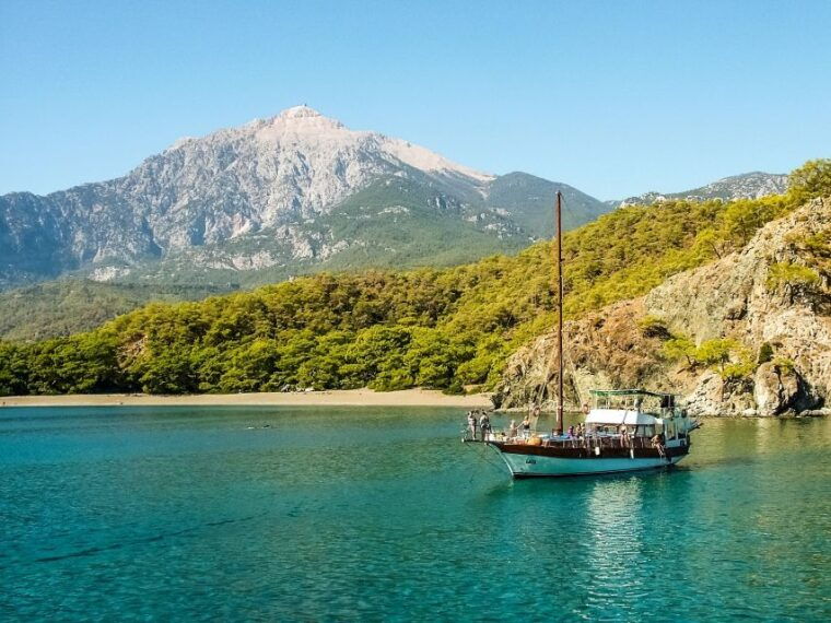 relaxing-boat-trip-with-lunch-and-drinks