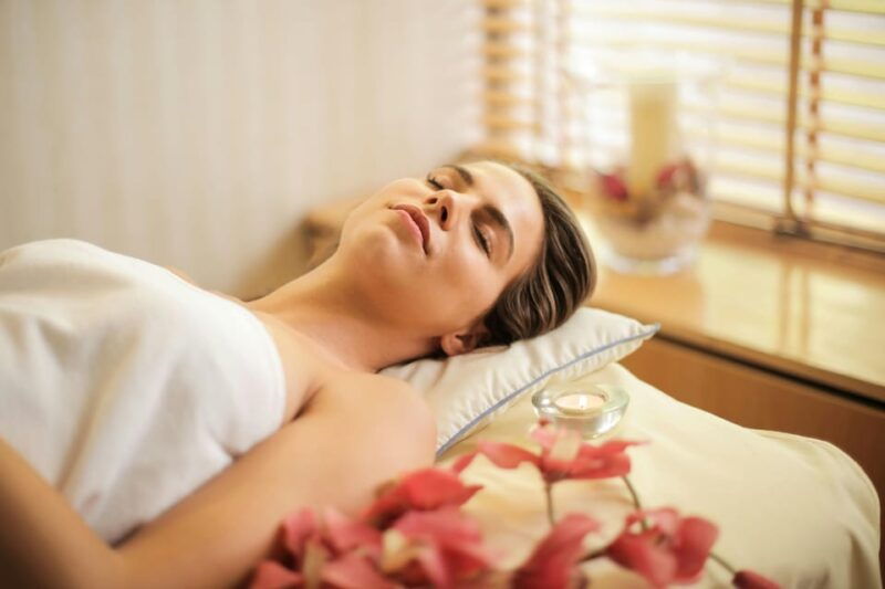 relaxing-massage-with-volcanic-stones
