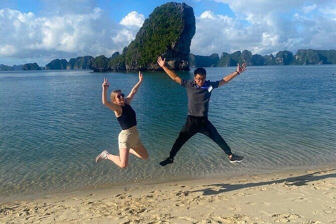 Renea Cruises 2-Day Voyage Through Bai Tu Long's Untouched Beauty - Day Two: Exploring Bai Tu Long’s Hidden Treasures