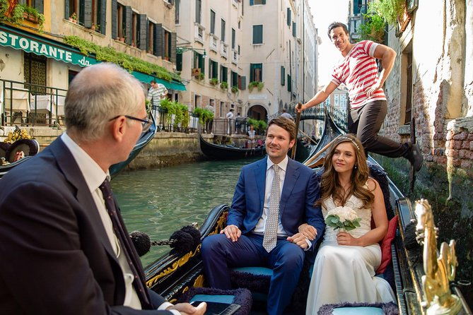 renew-your-wedding-vows-on-a-romantic-gondola