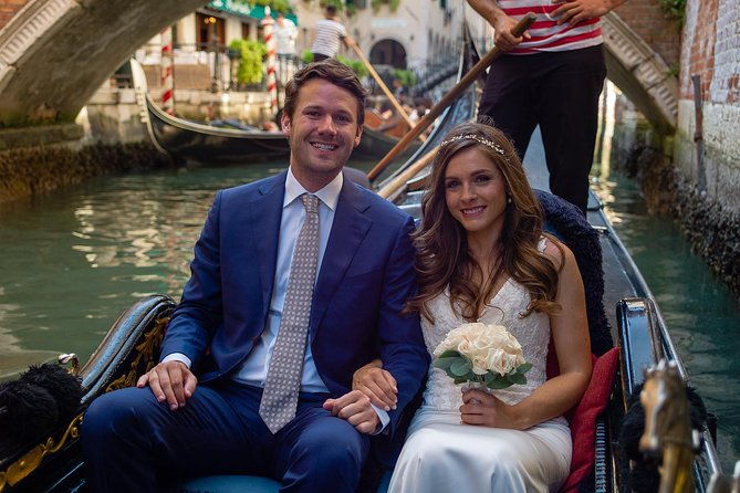 renew-your-wedding-vows-on-a-romantic-gondola