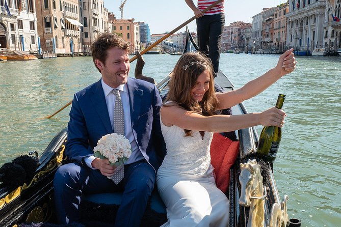 renew-your-wedding-vows-on-a-romantic-gondola