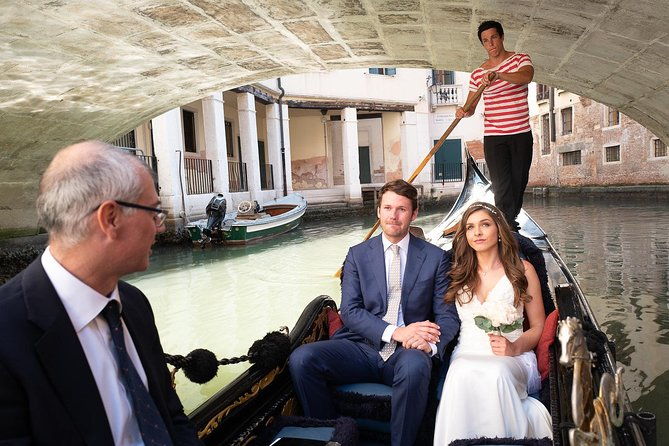 renew-your-wedding-vows-on-a-romantic-gondola
