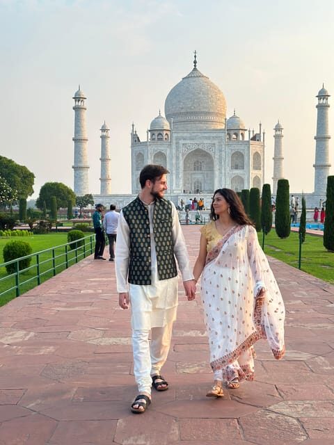Rent a sari or kurta pajama for Taj Mahal visit & picture - Authentic Photos at the Taj Mahal