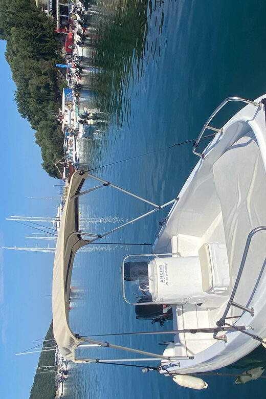 Rent a small boat 30 hp without license! - Key Points