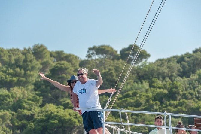 rent-a-traditional-wooden-boat-64-pax-2