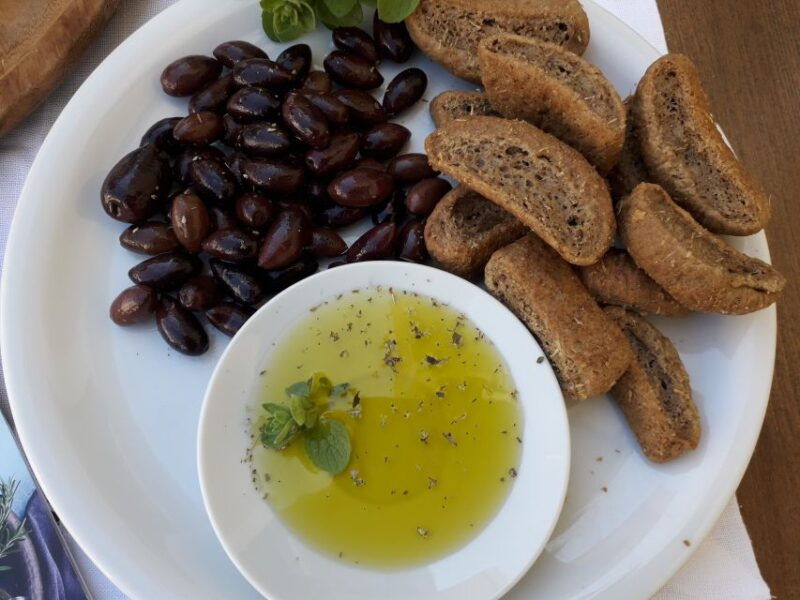 rethymno-olive-oil-tasting-with-cretan-food-pairing