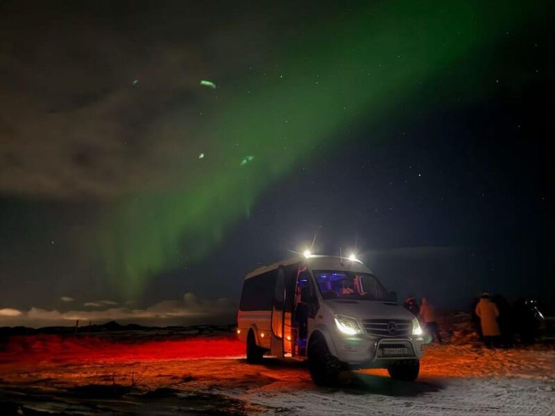 reykjavik-4x4-minibus-northern-lights-with-photo-and-cocoa