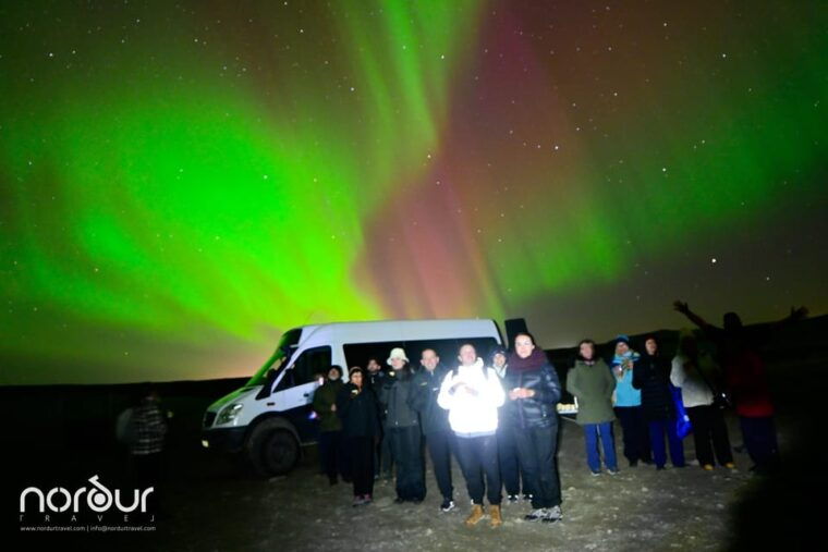 reykjavik-4x4-minibus-northern-lights-with-photo-and-cocoa