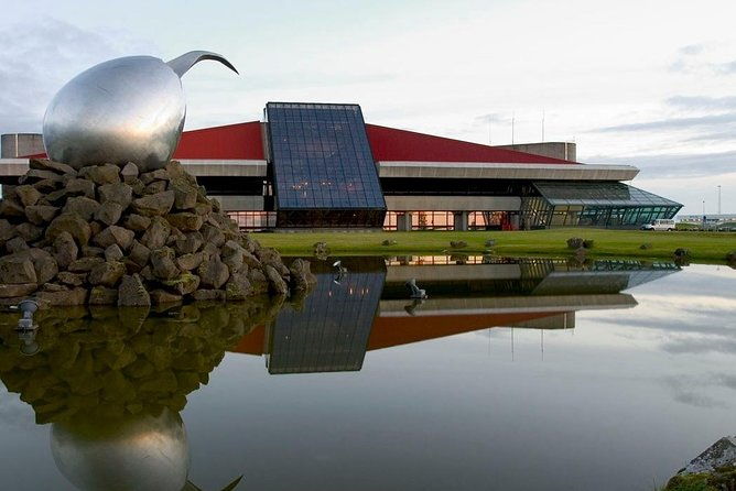 reykjavik-area-to-keflavik-private-luxury-airport-transfer