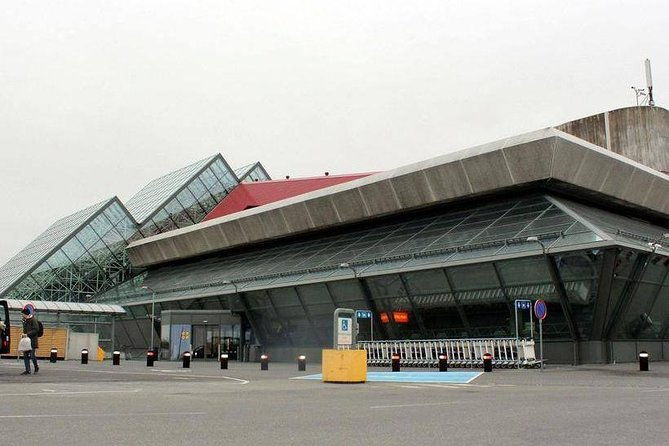 reykjavik-area-to-keflavik-private-luxury-airport-transfer