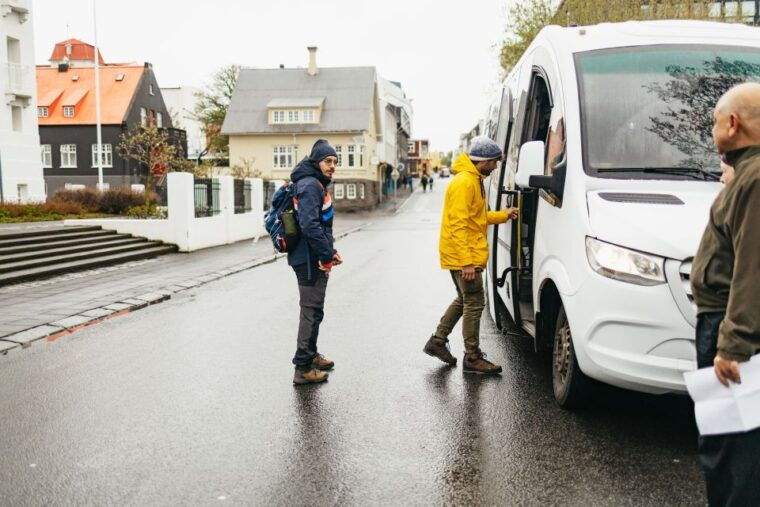 reykjavik-golden-circle-crater-blue-lagoon-minibus-tour