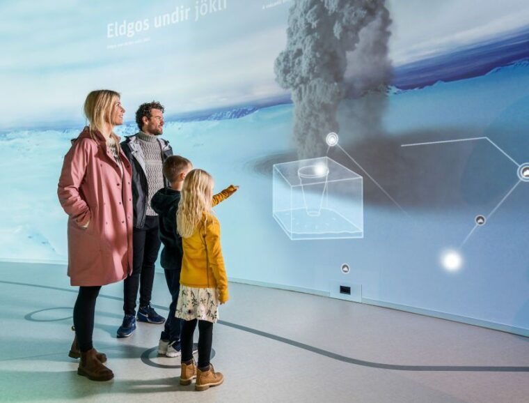 reykjavik-hop-on-hop-off-bus-and-perlan-museum-entry-ticket