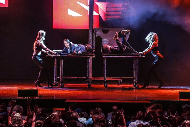 reza-edge-of-illusion-show-in-branson