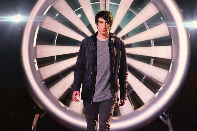 reza-edge-of-illusion-show-in-branson