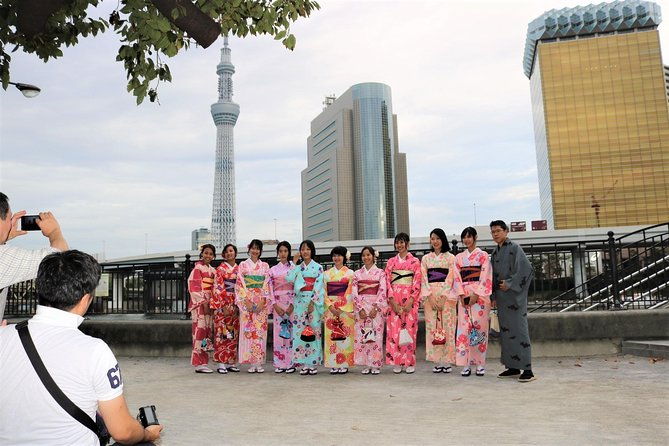 ride-a-rickshaw-wearing-a-kimono-in-asakusa-enjoy-authentic-traditional-culture