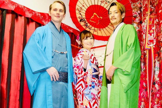 ride-a-rickshaw-wearing-a-kimono-in-asakusa-enjoy-authentic-traditional-culture