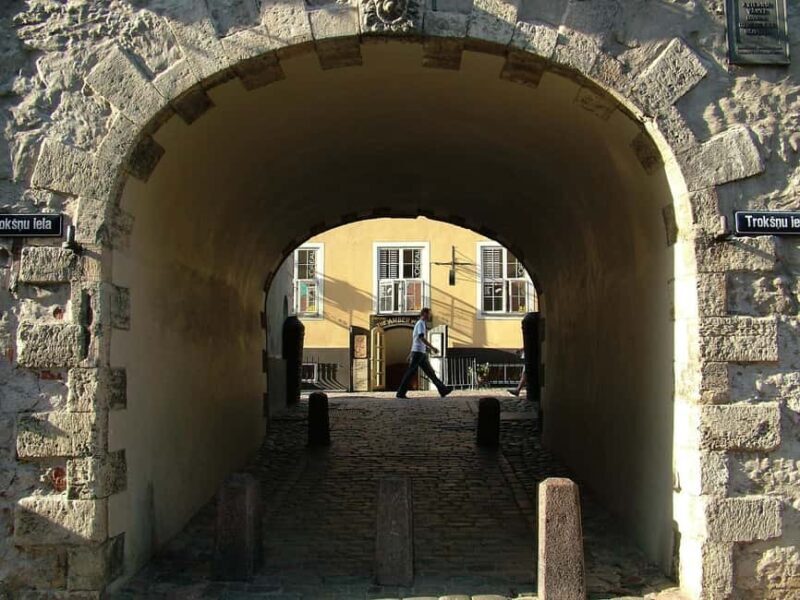 Riga: Old Town Walking Tour in a Small Group or Private - The Guide and Group Dynamics