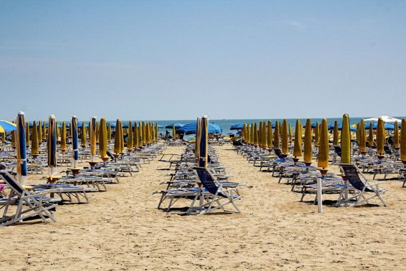 rimini-beach-42-experience-with-umbrella-and-drink
