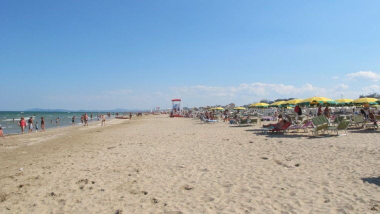 rimini-beach-42-experience-with-umbrella-and-drink
